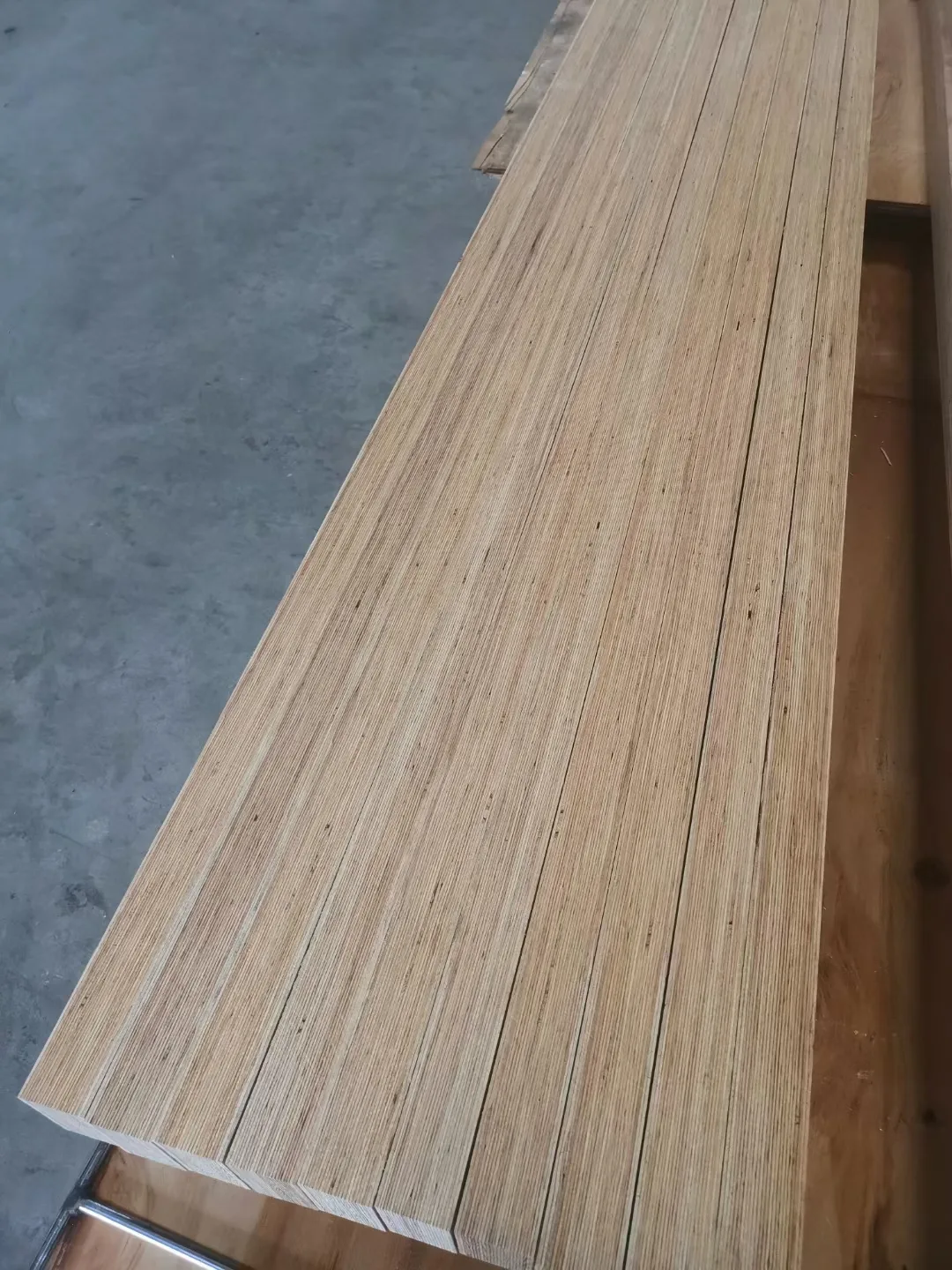 Full birch plywood surface grain