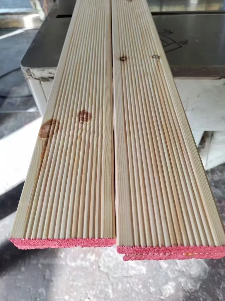 Siberian larch decking boards with anti-slip surface