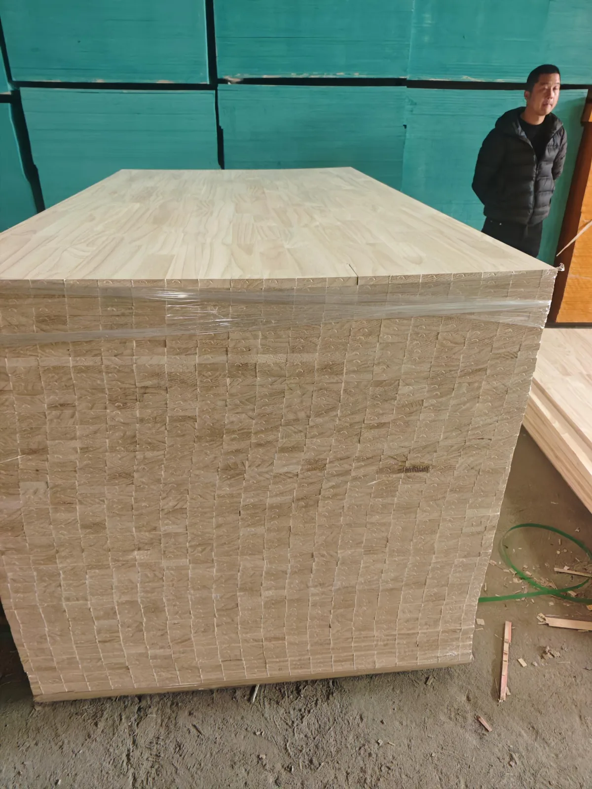 Pine finger-jointed panel with surface grain and joints