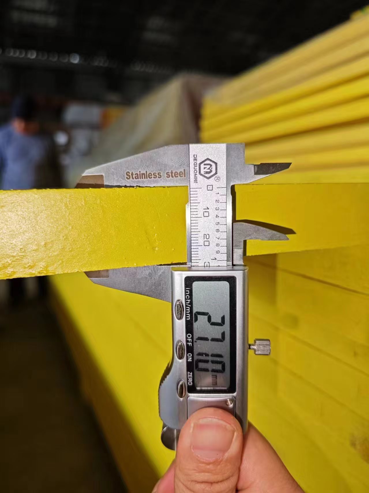 Three-layer solid wood formwork panel with melamine resin-coated surface